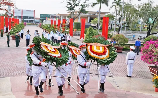 Long An: Lãnh đạo tỉnh viếng nghĩa trang liệt sĩ nhân ngày 30/4
