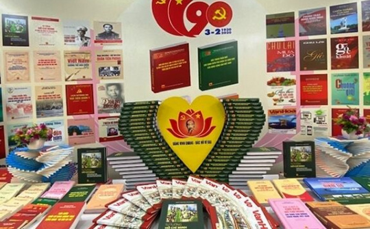 Nghiên cứu sách chính trị là nhiệm vụ thường xuyên của đảng viên