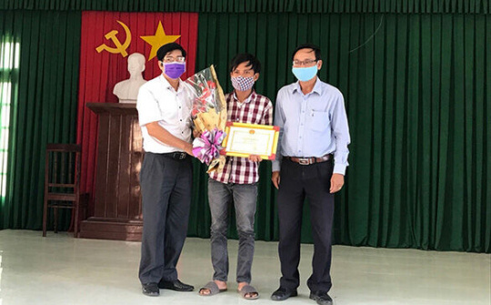 Chàng thanh niên thu mua ve chai trả lại tiền cho người đánh rơi