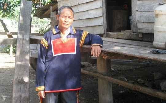Già làng hiến tặng 2000 m2 đất và vận động người dân di dời nhà mồ để xây trường
