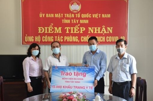 Tây Ninh: Siêu thị Co.opmart tặng 10.000 khẩu trang y tế