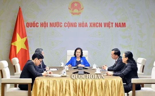 Chủ tịch Quốc hội Nguyễn Thị Kim Ngân điện đàm với Chủ tịch Quốc hội Lào