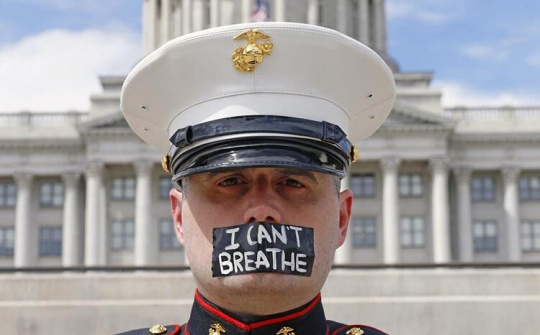 Cựu binh Mỹ đứng biểu tình đến chảy gót giày dưới nắng nóng