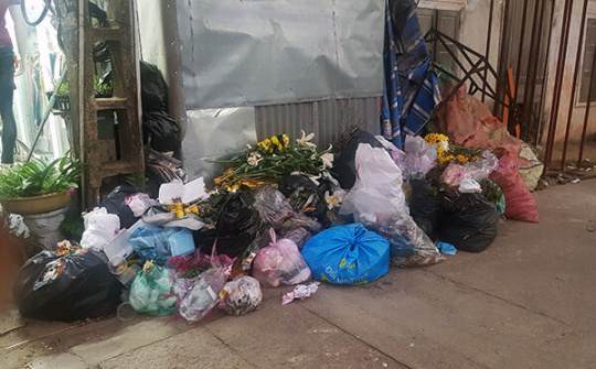 Thu rác theo trọng lượng: Đừng làm rỗng thêm túi người nghèo