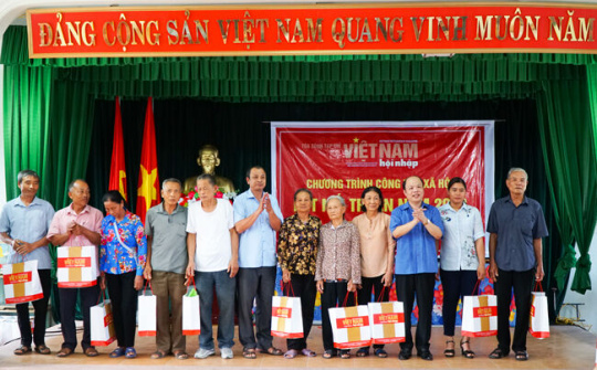 Việt Nam Hội nhập tặng quà gia đình chính sách