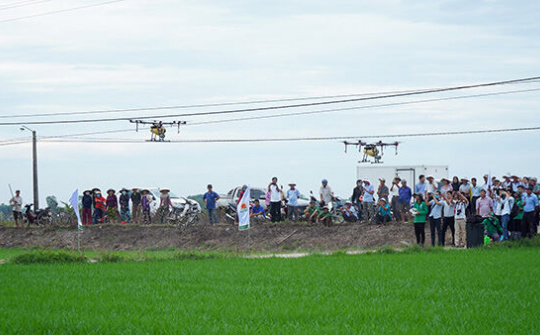 Quảng Nam: Trình diễn thiết bị phun thuốc bảo vệ nông vụ