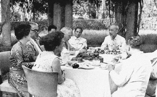 Vận dụng tư tưởng Hồ Chí Minh trong công tác đối ngoại hiện nay