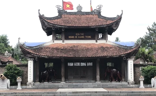 Về xứ Nghệ đến với Đền thờ Hoàng đế Quang Trung trên núi Quyết