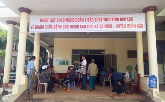 Đắk Lắk: Khám, chữa bệnh, tặng quà cho người cao tuổi