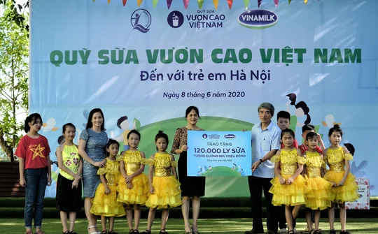 Quỹ sữa vươn cao Việt Nam và Vinamilk trao tặng 120.000 ly sữa cho trẻ em Hà Nội