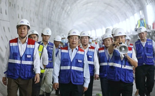 Phó Thủ tướng Phạm Bình Minh thị sát tuyến metro "Bến Thành - Suối Tiên"