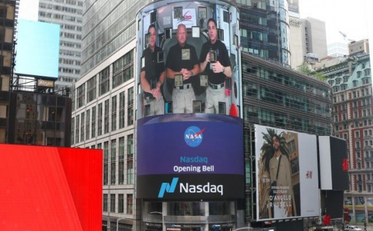 Ba phi hành gia NASA rung chuông giao dịch chứng khoán Nasdaq từ vũ trụ