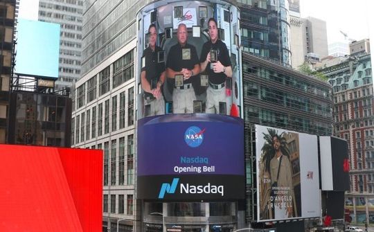 Ba phi hành gia NASA rung chuông giao dịch chứng khoán Nasdaq từ vũ trụ