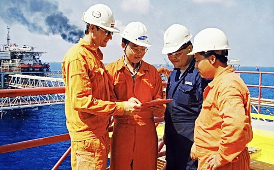 Tập trung khởi động lại nền kinh tế