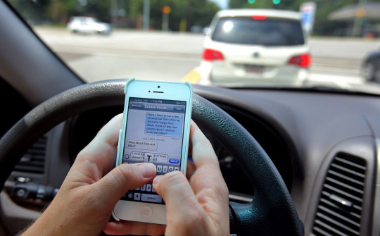 Nghiêm cấm dùng tay sử dụng điện thoại di động khi lái xe