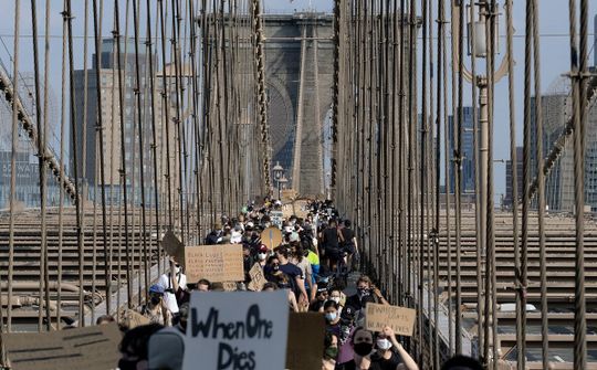 Mỹ: Làn sóng biểu tình chưa nguội, New York vẫn dỡ bỏ lệnh giới nghiêm