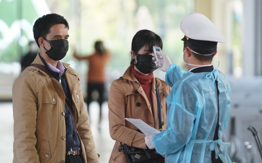 Chuyên gia quốc tế khuyến cáo việc mở cửa trở lại