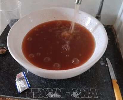 Nước máy sinh hoạt có màu đỏ, người dân kêu cứu