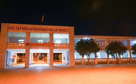 Học trò nội trú sáng đèn đêm ôn thi tốt nghiệp THPT