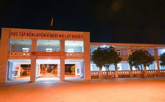 Học trò nội trú sáng đèn đêm ôn thi tốt nghiệp THPT