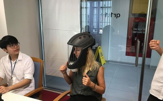 Hai học sinh Việt sáng chế chiếc mũ bảo hộ độc đáo chống dịch Covid-19