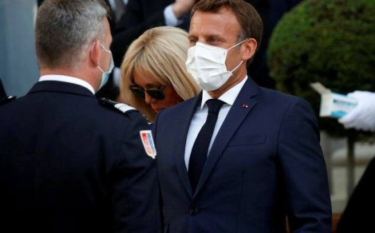 Pháp bắt buộc người dân đeo khẩu trang khi tới khu vực công cộng