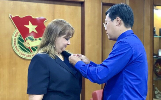 Trao kỷ niệm chương “Vì thế hệ trẻ” cho Phó Đại sứ Cuba tại Việt Nam