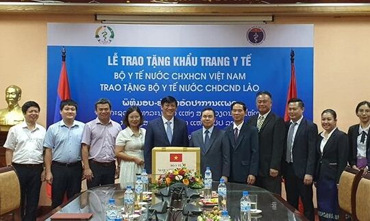 Bộ Y tế Việt Nam trao tặng Bộ Y tế CHDCND Lào 200.000 khẩu trang y tế