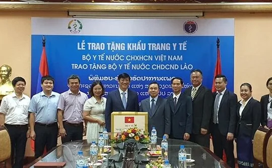 Bộ Y tế Việt Nam trao tặng Bộ Y tế CHDCND Lào 200.000 khẩu trang y tế