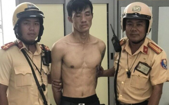 CSGT: Khống chế thành công tên trộm dùng dao chống trả