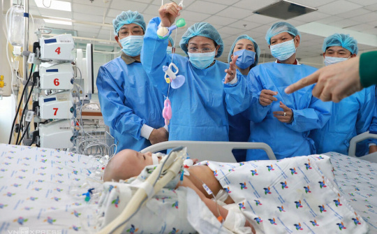 Bé Diệu Nhi mỉm cười, nhấc tay sau ca mổ tách