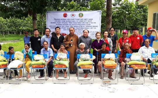 Tây Ninh: Khám bệnh, tặng quà gia đình chính sách, người có công dịp 27/7