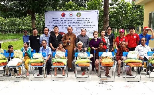 Tây Ninh: Khám bệnh, tặng quà gia đình chính sách, người có công dịp 27/7
