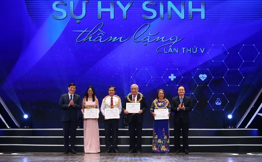 Tôn vinh những tấm gương hy sinh thầm lặng