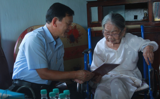 Bí thư Tỉnh ủy Kon Tum thăm hỏi, tặng quà cho người có công với cách mạng