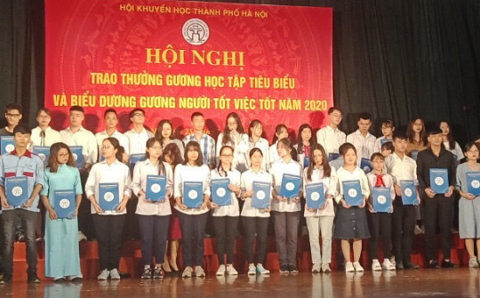 Hội Khuyến học thành phố Hà Nội trao thưởng cho các gương học tập tiêu biểu