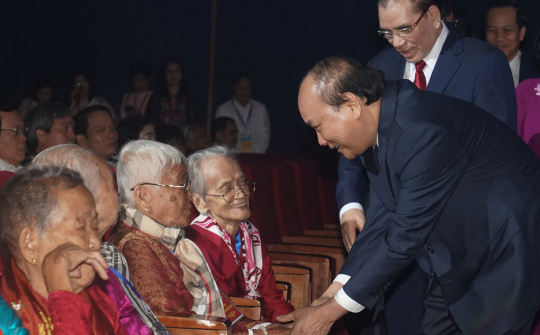 300 mẹ Việt Nam anh hùng gặp mặt tại Hà Nội