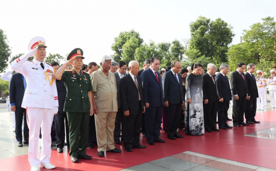 Lãnh đạo Đảng, Nhà nước viếng Chủ tịch Hồ Chí Minh, tưởng niệm các anh hùng liệt sĩ