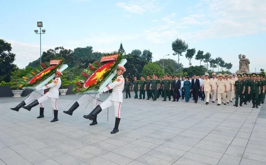 Lãnh đạo TP.HCM dâng hương tri ân các Anh hùng liệt sĩ