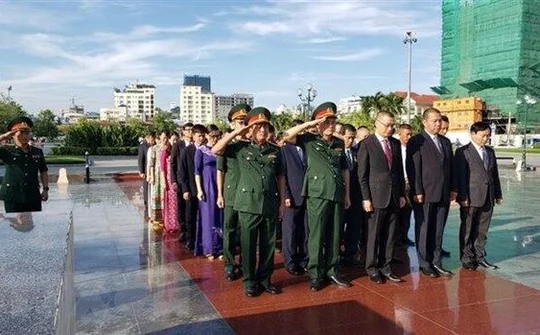 Dâng hương tri ân các liệt sỹ quân tình nguyện Việt Nam tại Campuchia