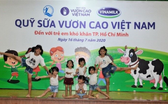 Quỹ sữa vươn cao Việt Nam và VINAMILK tiếp tục hành trình kết nối yêu thương tại TP.HCM