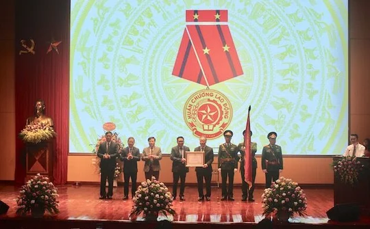 Huyện Mê Linh đón nhận Huân chương Lao động hạng Nhì