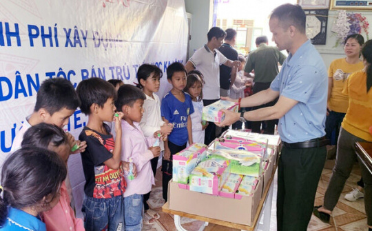 Thăng Long Media: Thăm và tặng quà tại Trường PTDT Bán trú Tiểu học Ka Lăng, Mường Tè, Lai Châu