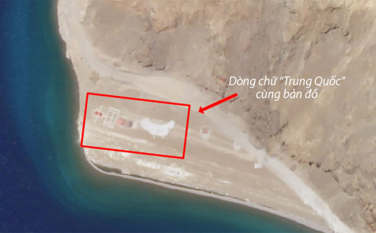 Lính Trung Quốc viết chữ, vẽ bản đồ bên hồ tranh chấp