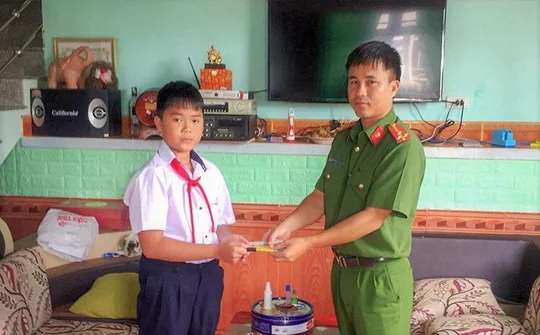 Học sinh lớp 6 nhờ công an tìm trả gần 10 triệu cho người đánh rơi