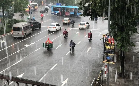 Hà Nội đón trận mưa lớn giải nhiệt trong sáng sớm ngày 3/7