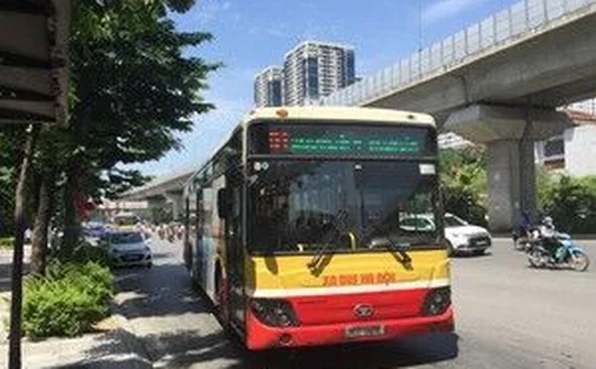 Hà Nội tiếp tục cấp thẻ đi xe buýt miễn phí cho người cao tuổi