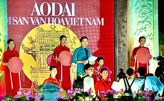 Các di sản văn hóa thế giới của Việt Nam hội tụ lung linh trên áo dài