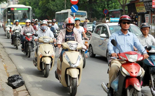 Từ việc bỏ quy định xe máy bật đèn cả ngày: Đề xuất sai sẽ dẫn tới nhờn luật