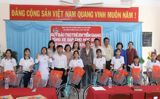 Tiền Giang: Trao tặng xe đạp và nhiều phần quà ý nghĩa cho học sinh hoàn cảnh khó khăn